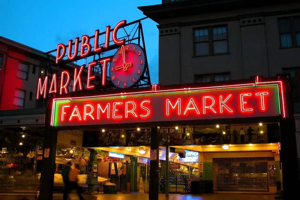 Fresh flavors, local charm, and iconic sights! ️✨ Welcome to Pike Place Market—Seattle’s heart since 1907. #PikePlaceMarket #SeattleIcon