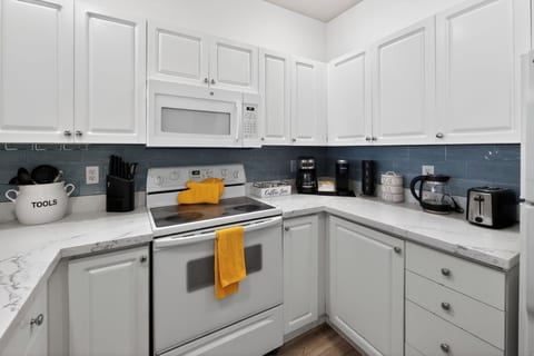 A fully equipped kitchen for some home cooking