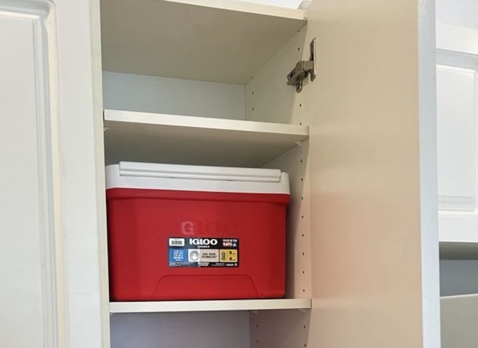 Per guest feedback, we've added a small Igloo cooler that guests can borrow for adventures downtown! It's in the cupboard next to refrigerator.