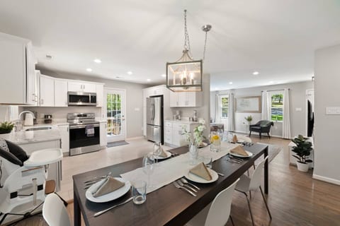 Dining table can extend to seat 10 comfortably