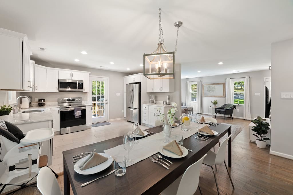 Dining table can extend to seat 10 comfortably