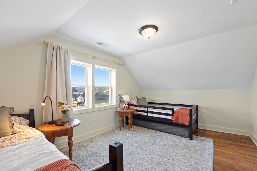 Kids rooms (2 twin bed and smart TV)
