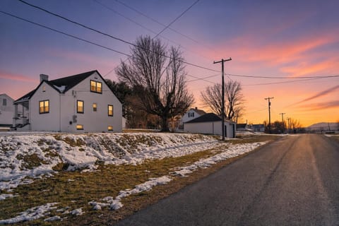 Speedway Stay - 4 bedrooms in town