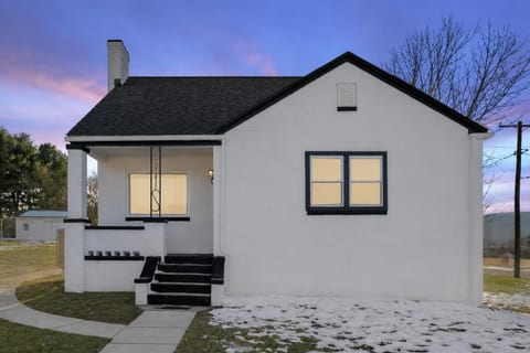 Speedway Stay - 4 bedrooms in town