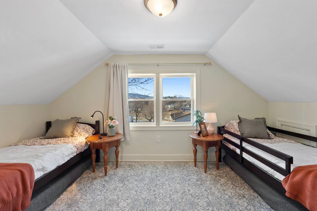 2 twin beds upstairs bedroom