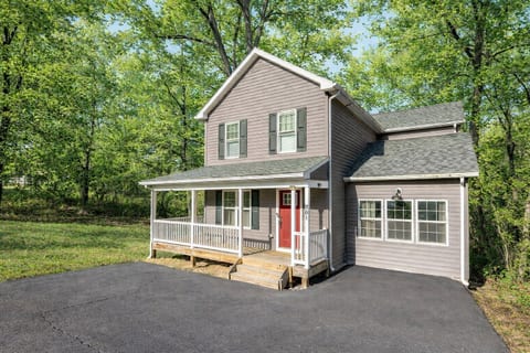 Charming wooded retreat with front porch and ample parking