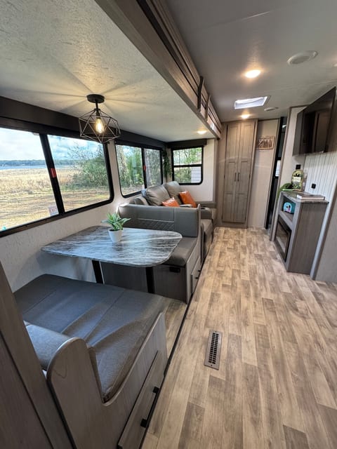 Charming Lake Front RV-Near spring No cleaning fee image 3