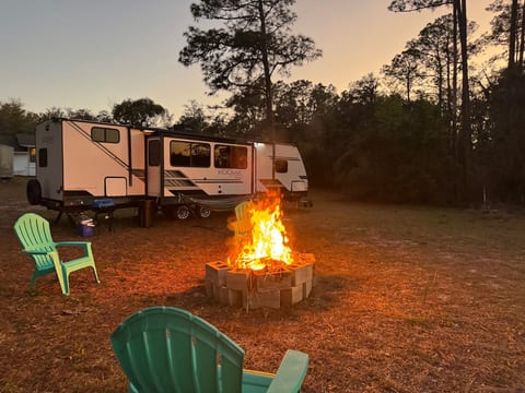 Charming Lake Front RV-Near spring No cleaning fee image 2