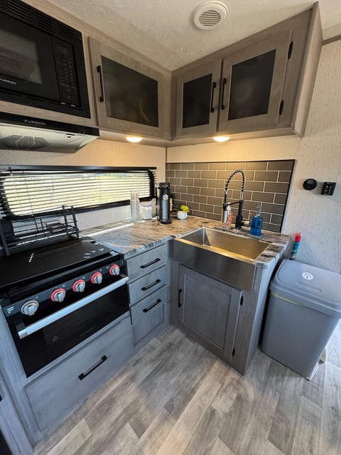 Charming Lake Front RV-Near spring No cleaning fee image 4