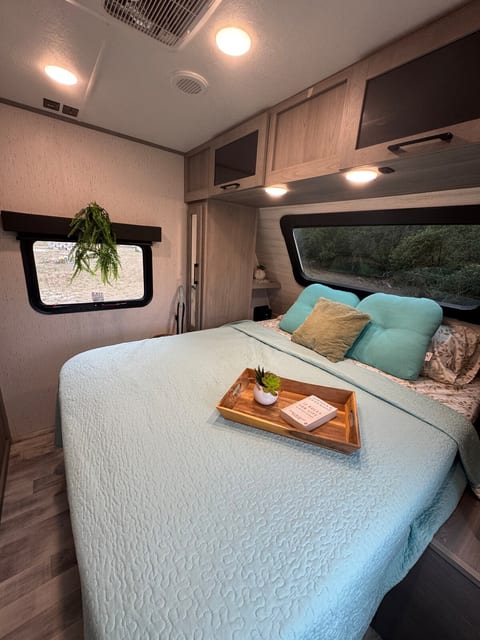 Charming Lake Front RV-Near spring No cleaning fee image 5