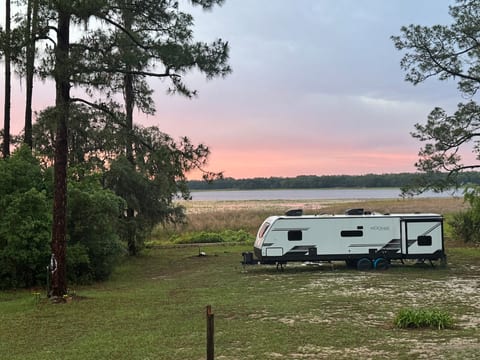 Charming Lake Front RV-Near spring No cleaning fee image 1