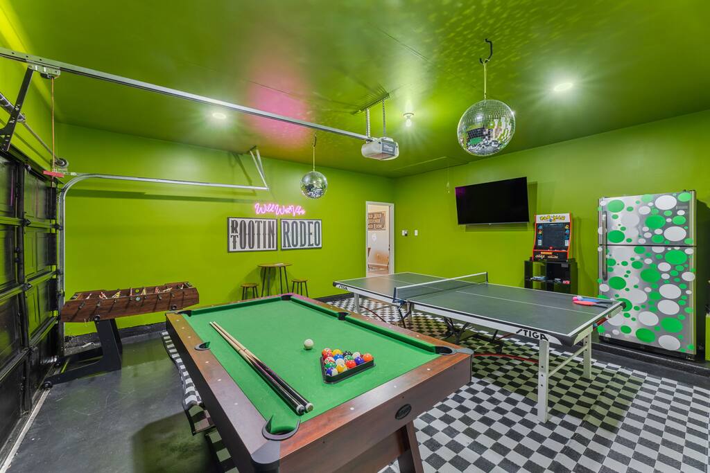 new-luxury-stay-i-cinema-+backyard-retreat+games/