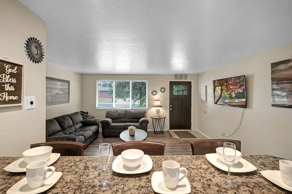 large-2-bed-home-with-huge-yard!/