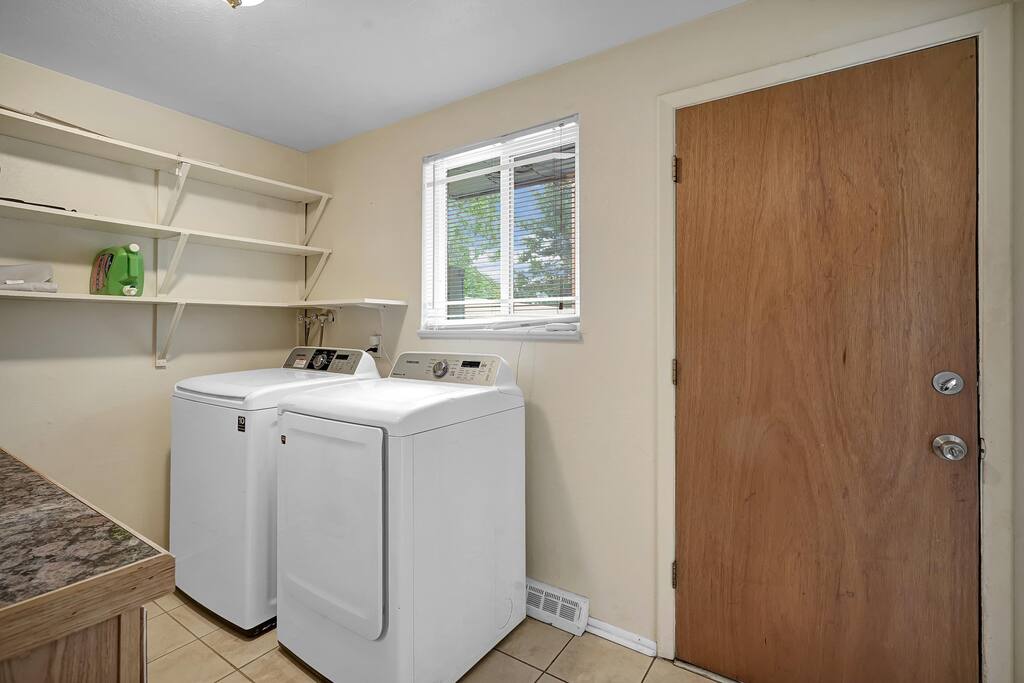 large-2-bed-home-with-huge-yard!/