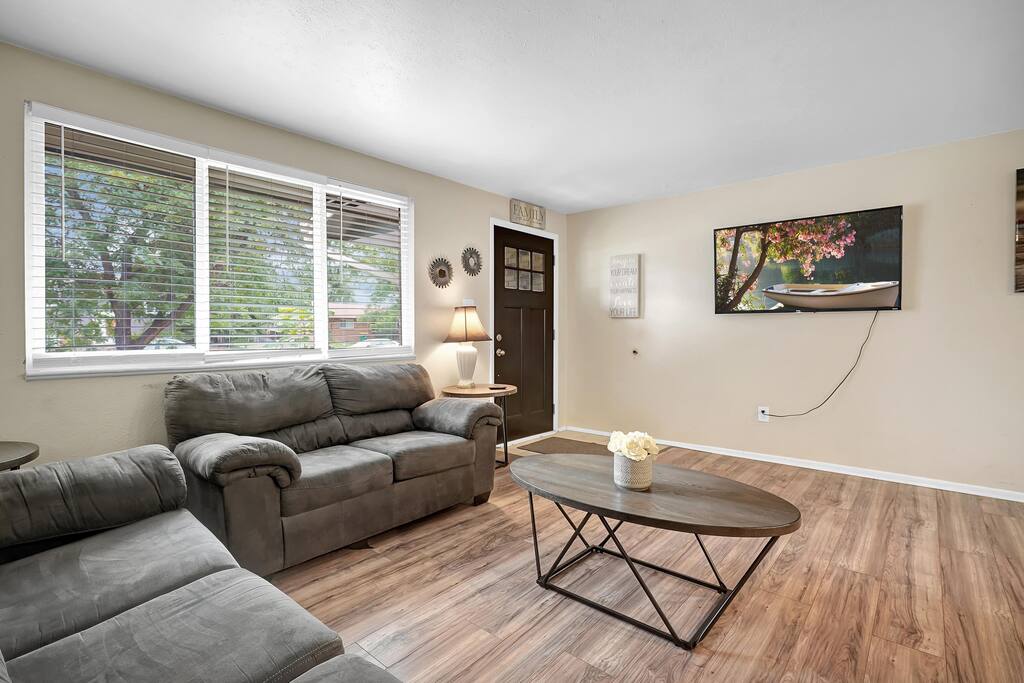 large-2-bed-home-with-huge-yard!/