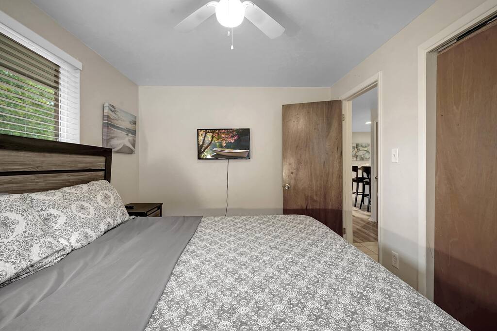 large-2-bed-home-with-huge-yard!/