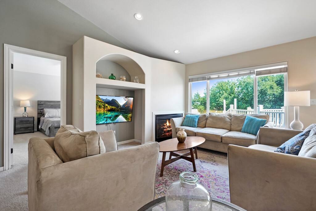 huge-downtown-getaway!-whot-tub-holiday-home/