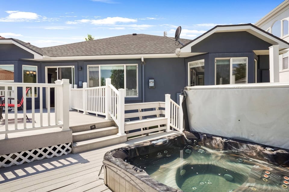 HUGE Downtown Getaway! w/Hot Tub - Holiday Home - Arvada