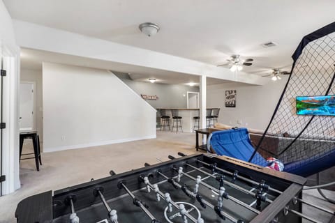 HUGE Downtown Getaway! w/Hot Tub - Holiday Home