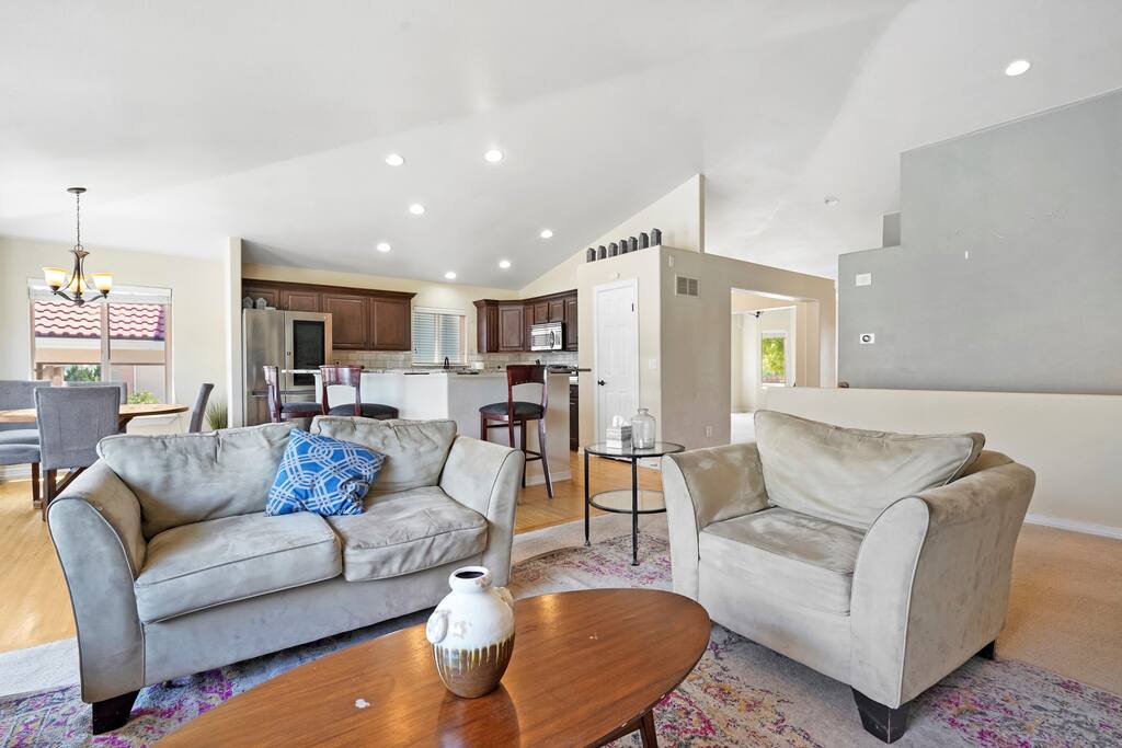 huge-downtown-getaway!-whot-tub-holiday-home/