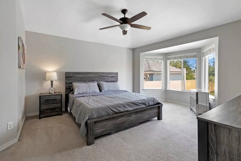 HUGE Downtown Getaway! w/Hot Tub - Holiday Home