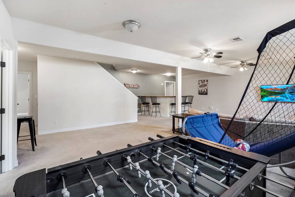 huge-downtown-getaway!-whot-tub-holiday-home/