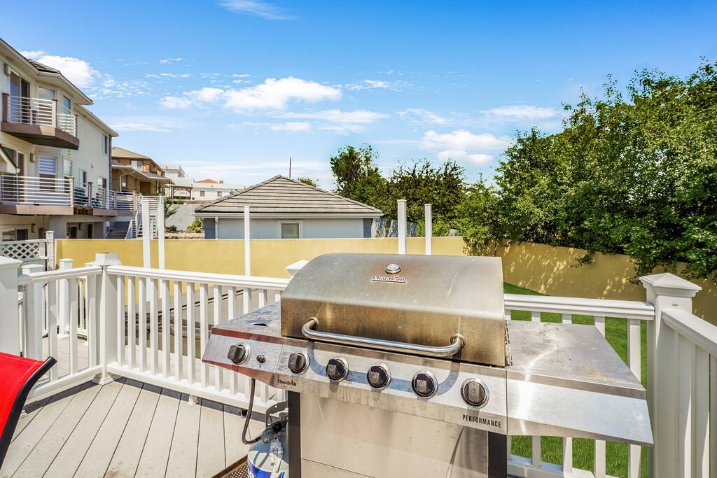 huge-downtown-getaway!-whot-tub-holiday-home/