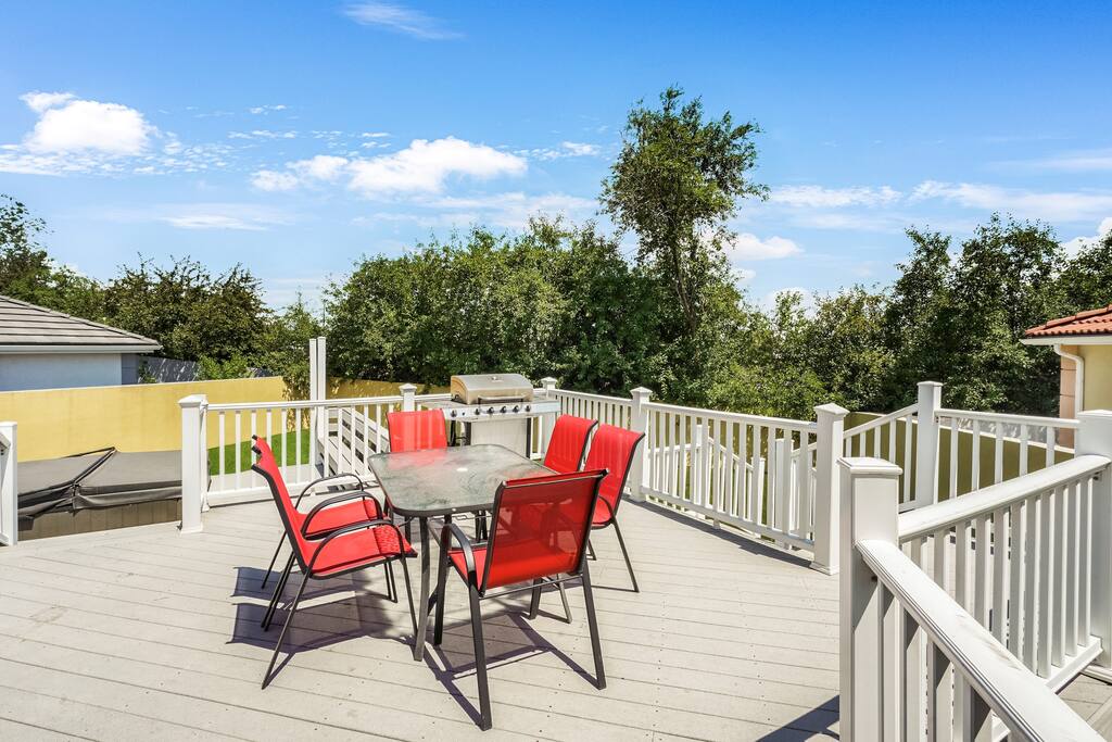 huge-downtown-getaway!-whot-tub-holiday-home/