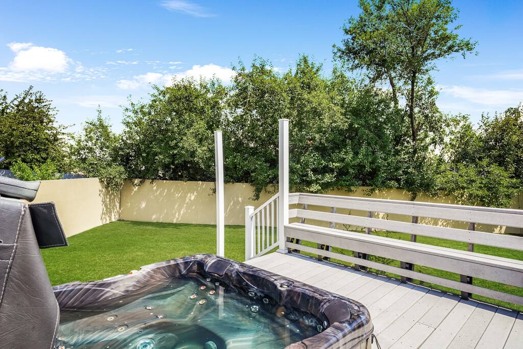 huge-downtown-getaway!-whot-tub-holiday-home/