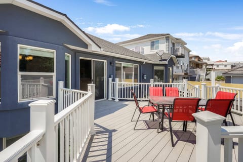 HUGE Downtown Getaway! w/Hot Tub - Holiday Home