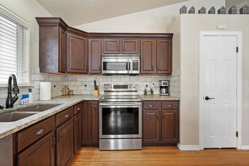 huge-downtown-getaway!-whot-tub-holiday-home/