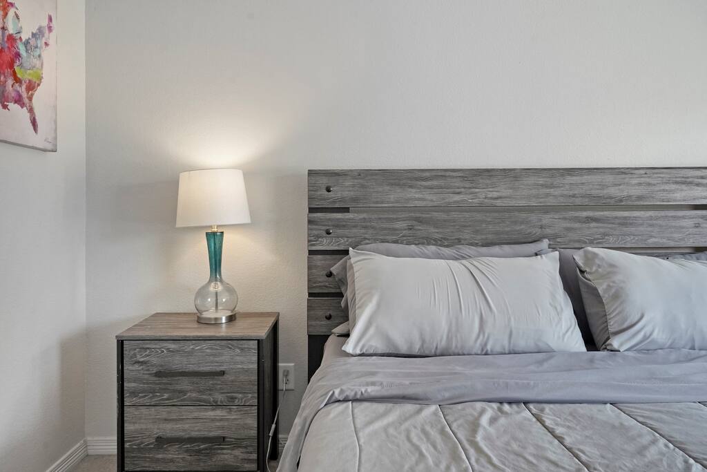 huge-downtown-getaway!-whot-tub-holiday-home/