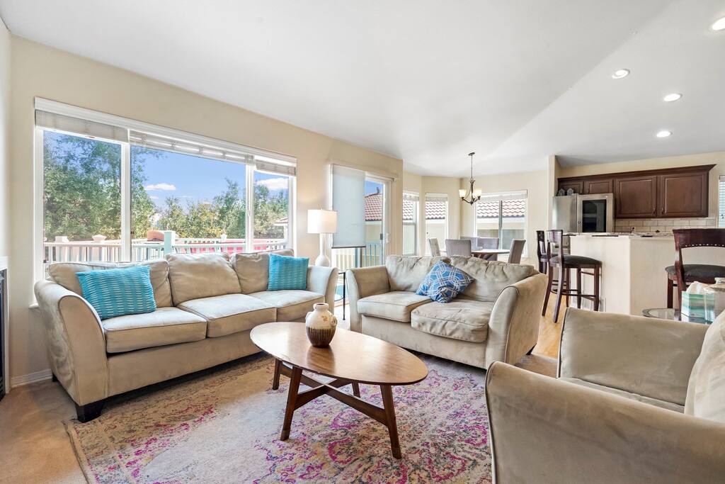 huge-downtown-getaway!-whot-tub-holiday-home/