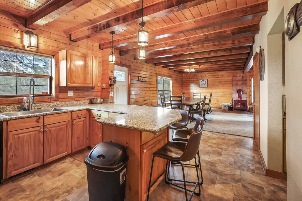 30-acre-retreat-cabin+5bd+wd+-sleeps-16/