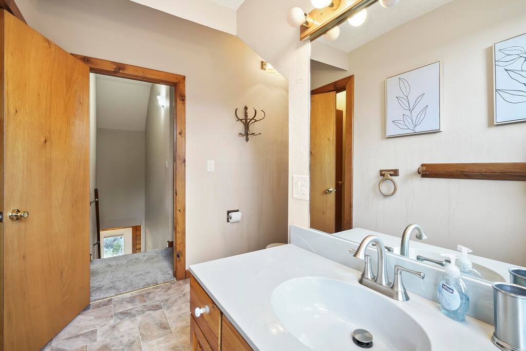 30-acre-retreat-cabin+5bd+wd+-sleeps-16/