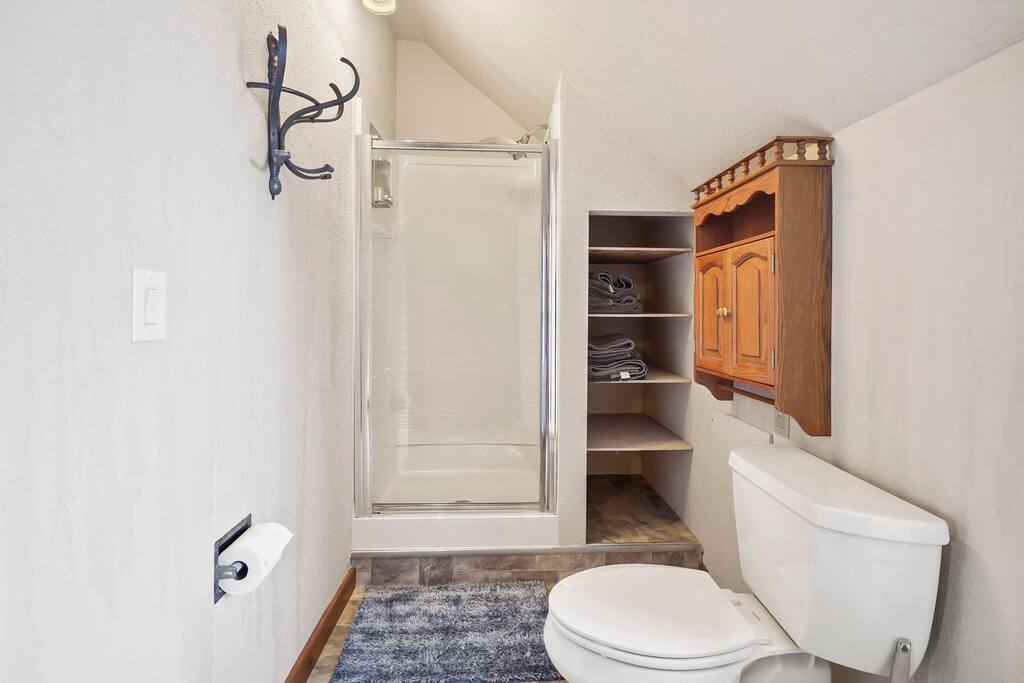 30-acre-retreat-cabin+5bd+wd+-sleeps-16/