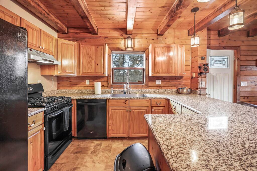 30-acre-retreat-cabin+5bd+wd+-sleeps-16/