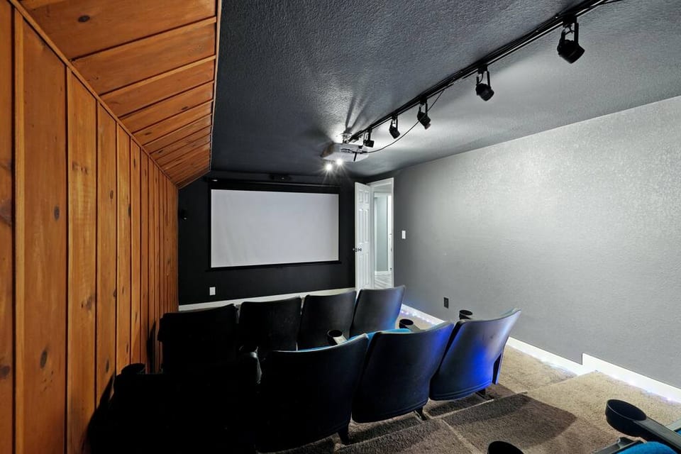 Arvada 6 Bedroom w/Movie Theater - 75th Ave, Arvada - Arvada