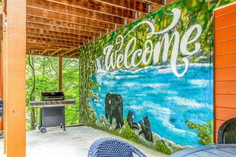 🌟Spacious 7BR Modern Rustic Log Cabin Retreat 🌟 Hot Tub 🛀 Arcade Room 🎮