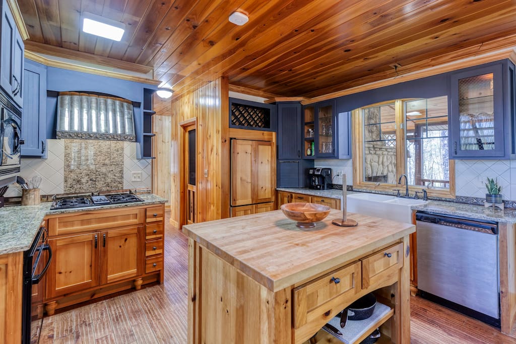 gorgeous-6br-cabin-wspa-firepit-arcadeand-mountain-view/