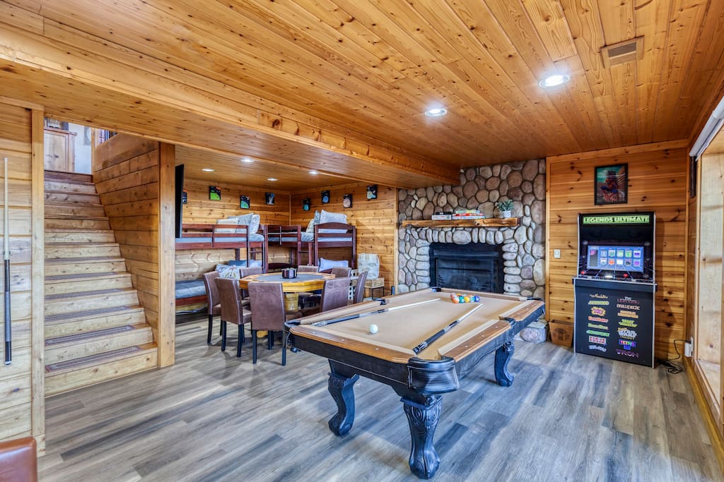 gorgeous-6br-cabin-wspa-firepit-arcadeand-mountain-view/