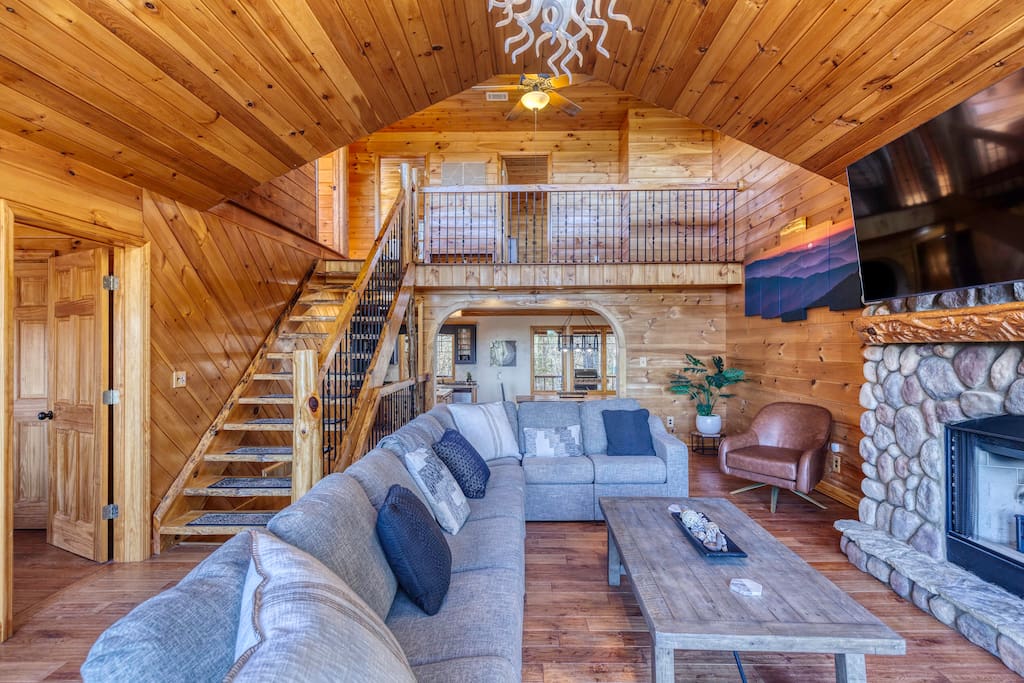 gorgeous-6br-cabin-wspa-firepit-arcadeand-mountain-view/