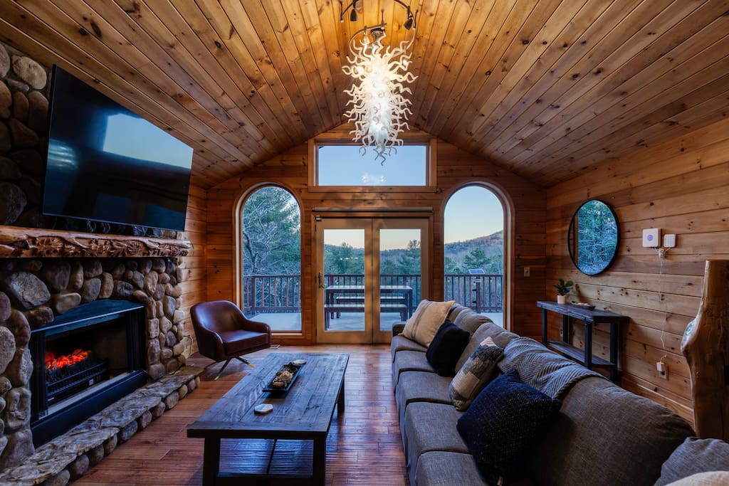 gorgeous-6br-cabin-wspa-firepit-arcadeand-mountain-view/