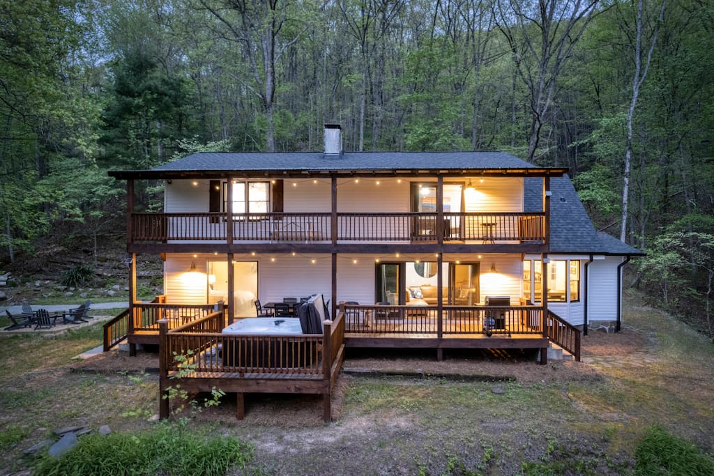 blue-ridge-chalet-or-hot-tub-game-room-and-views/