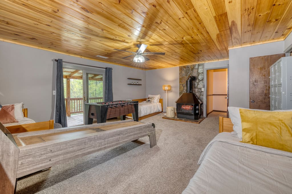 blue-ridge-chalet-or-hot-tub-game-room-and-views/