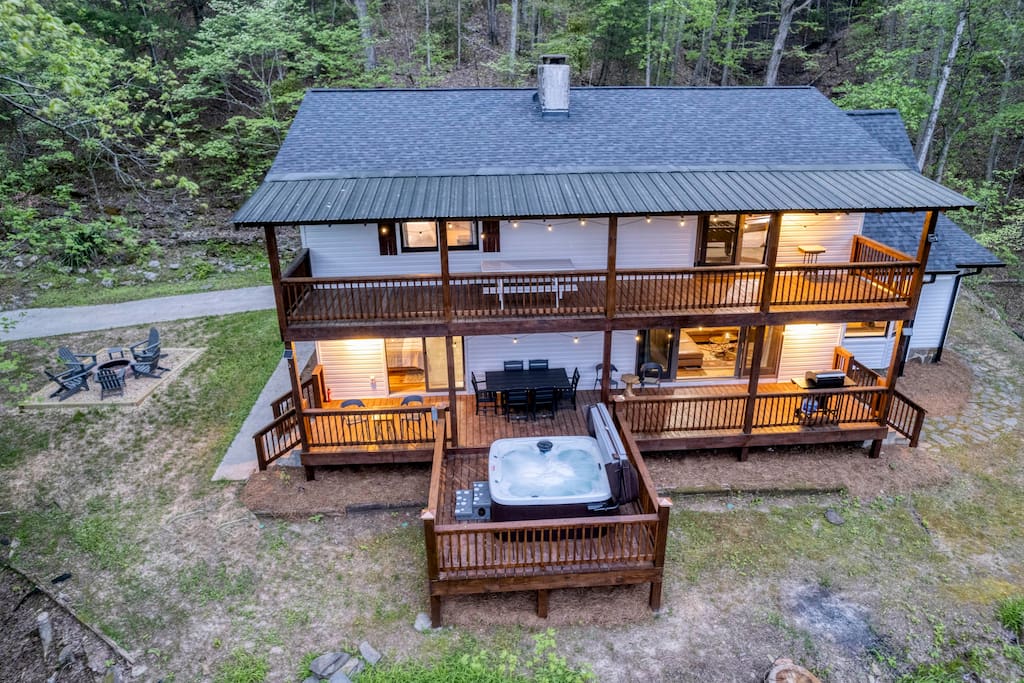 blue-ridge-chalet-or-hot-tub-game-room-and-views/