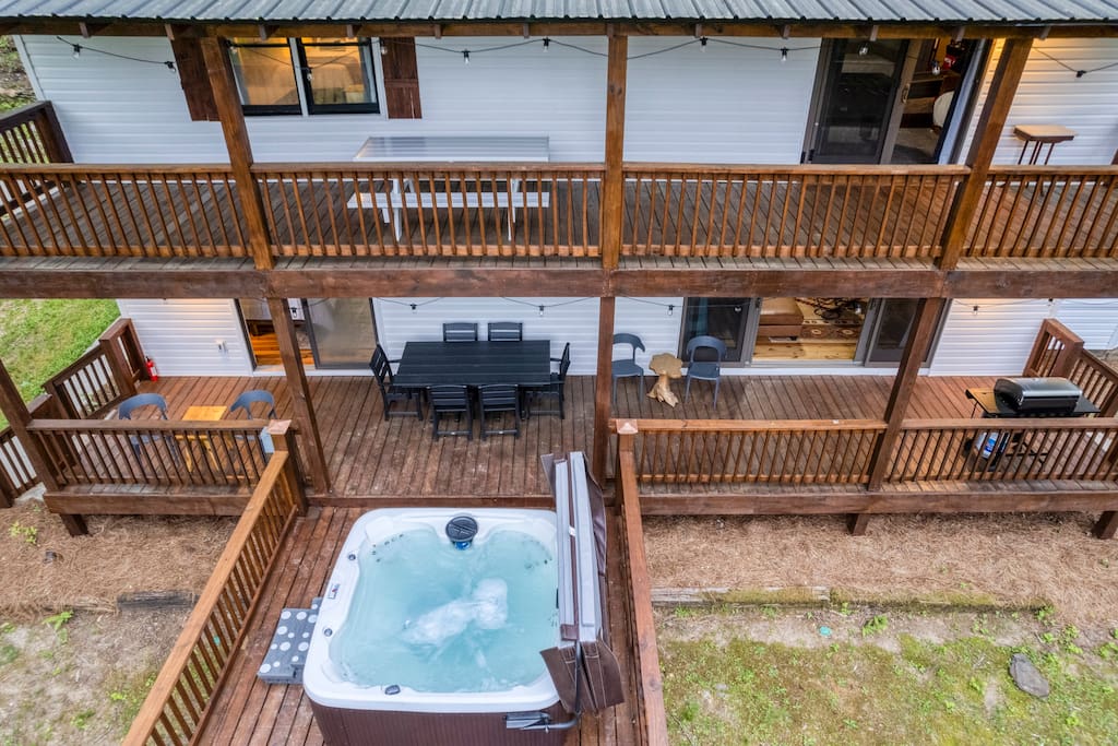 blue-ridge-chalet-or-hot-tub-game-room-and-views/