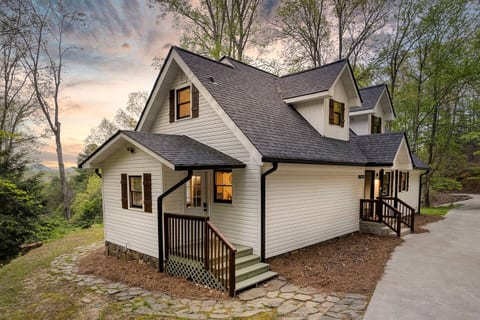 Escape to our enchanting mountain chalet nestled among trees. Immerse yourself in the tranquil beauty of nature and experience a true retreat in this picturesque setting, where the rustic charm of nature merges with the inviting comforts of home.