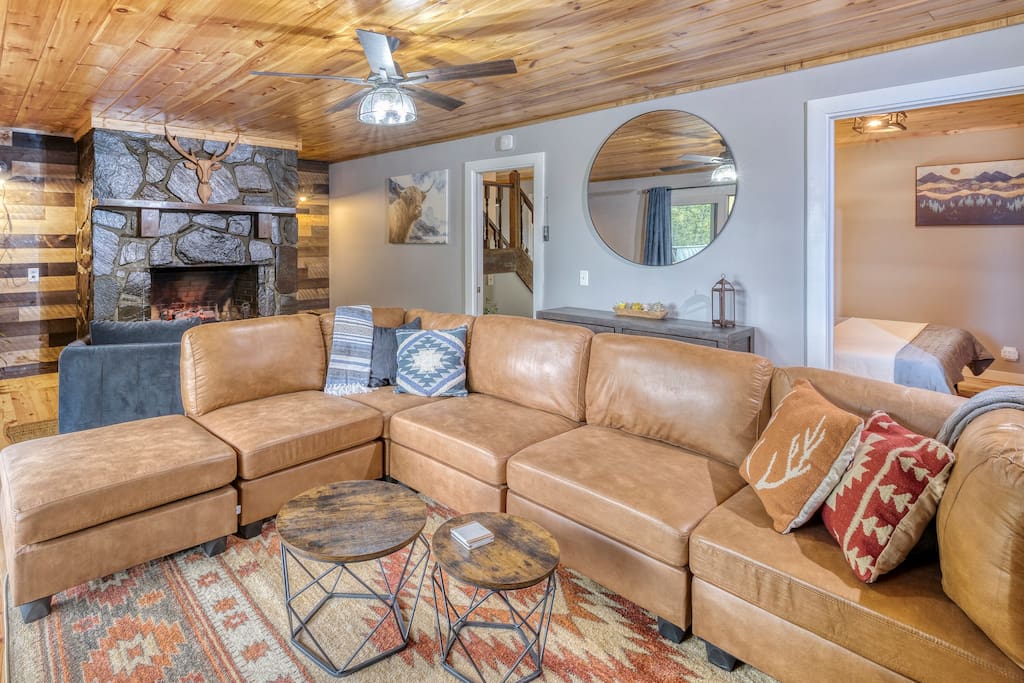 blue-ridge-chalet-or-hot-tub-game-room-and-views/