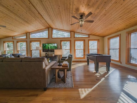 Mountain Log Cabin, Games, HotTub, Outdoor Firepit
